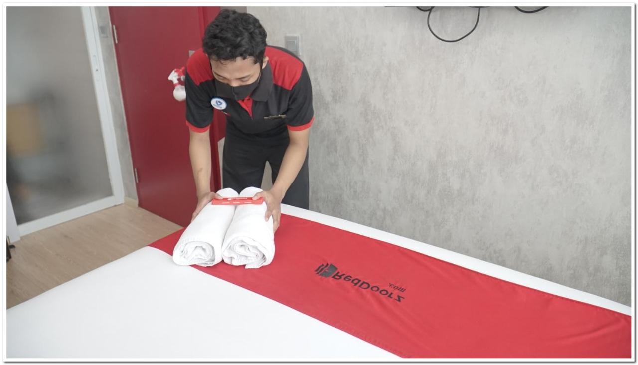 Reddoorz Near Gubeng Station Hotell Surabaya Eksteriør bilde