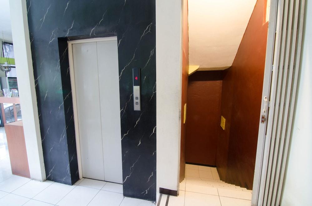 Reddoorz Near Gubeng Station Hotell Surabaya Eksteriør bilde