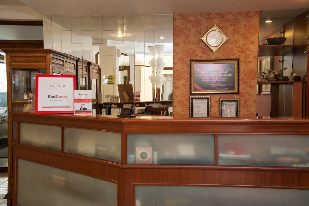 Reddoorz Near Gubeng Station Hotell Surabaya Eksteriør bilde