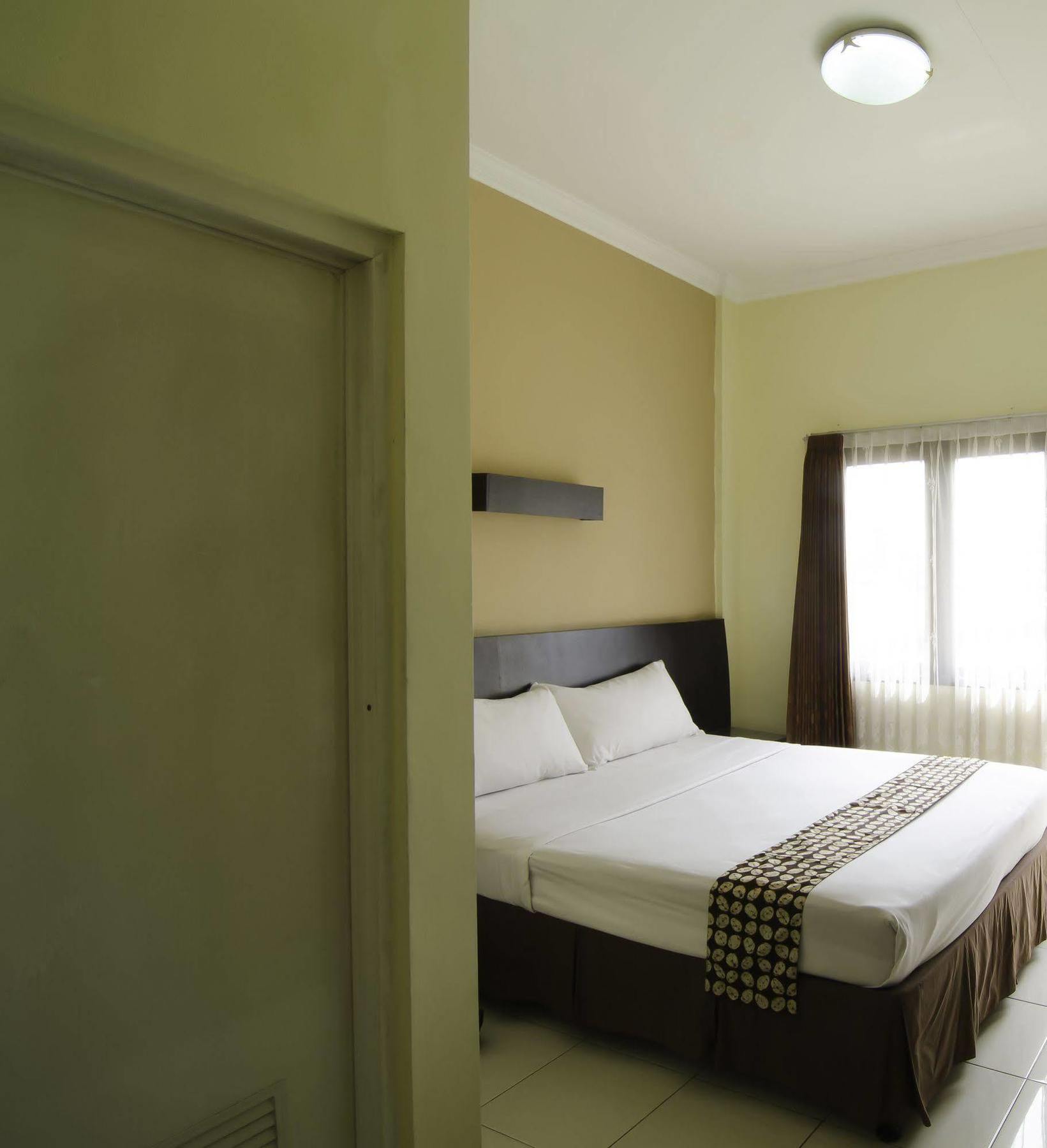 Reddoorz Near Gubeng Station Hotell Surabaya Eksteriør bilde