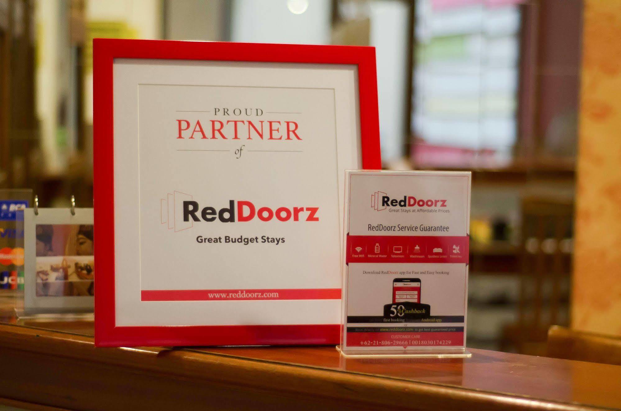 Reddoorz Near Gubeng Station Hotell Surabaya Eksteriør bilde