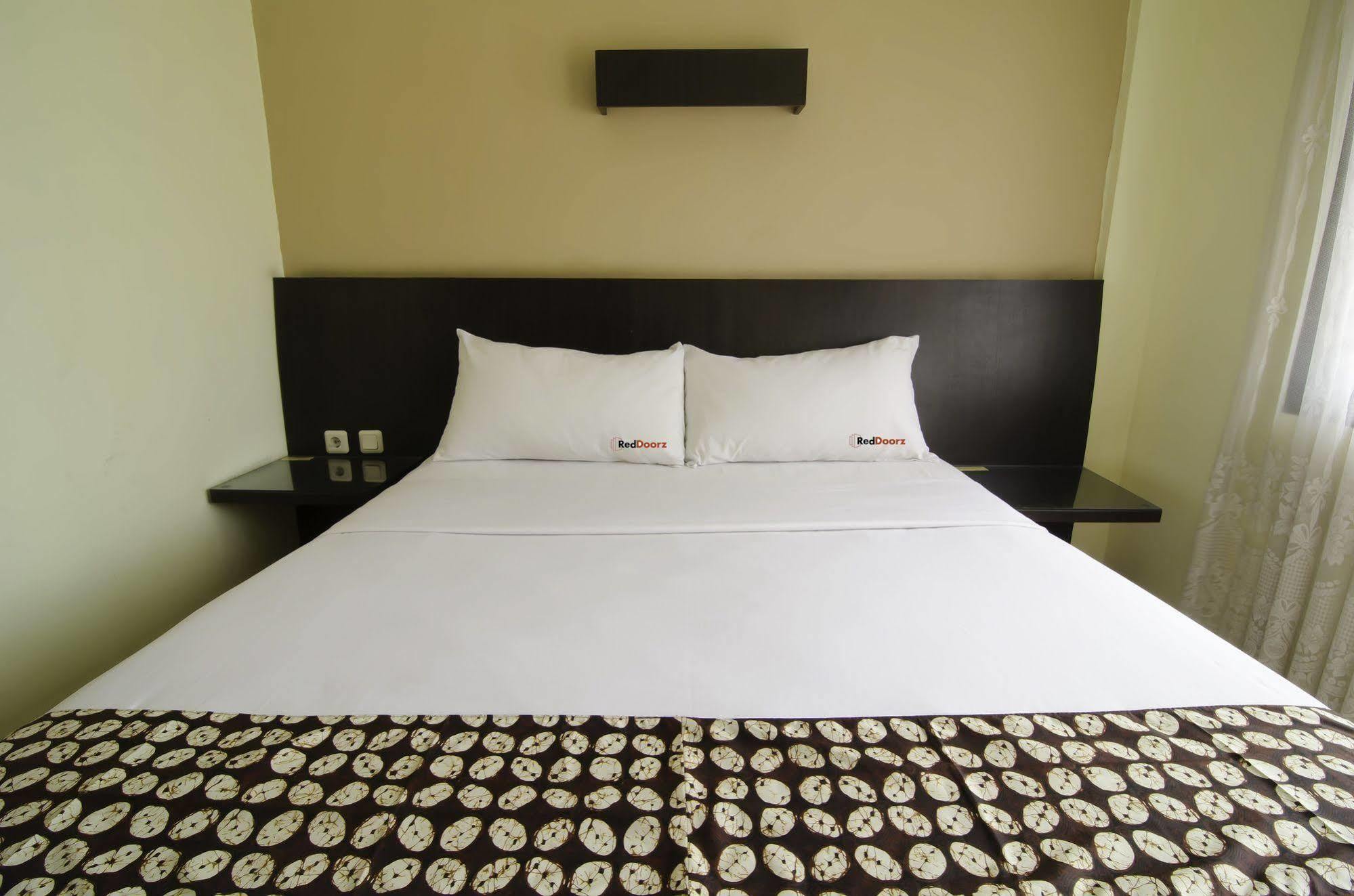 Reddoorz Near Gubeng Station Hotell Surabaya Eksteriør bilde