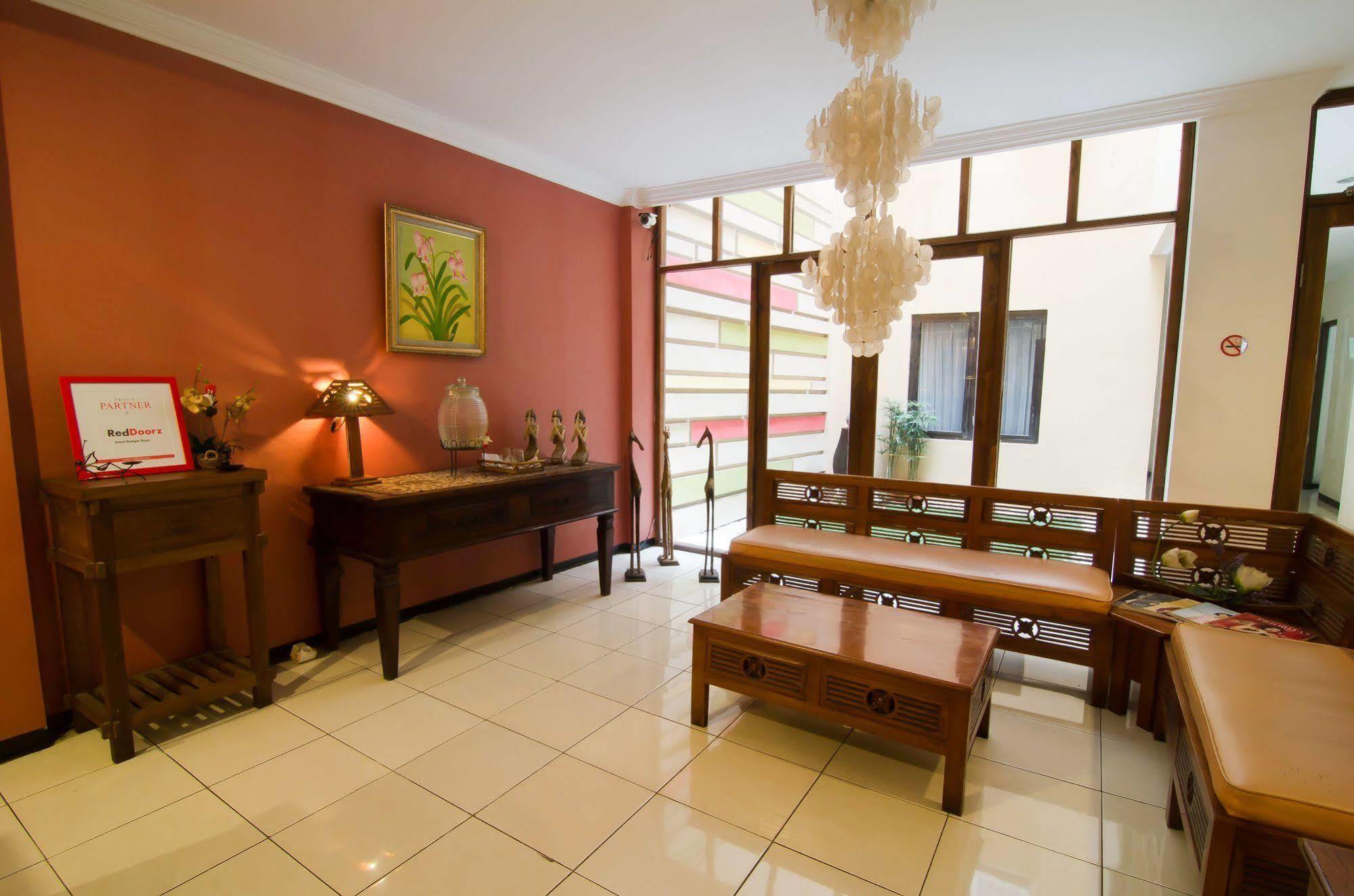 Reddoorz Near Gubeng Station Hotell Surabaya Eksteriør bilde