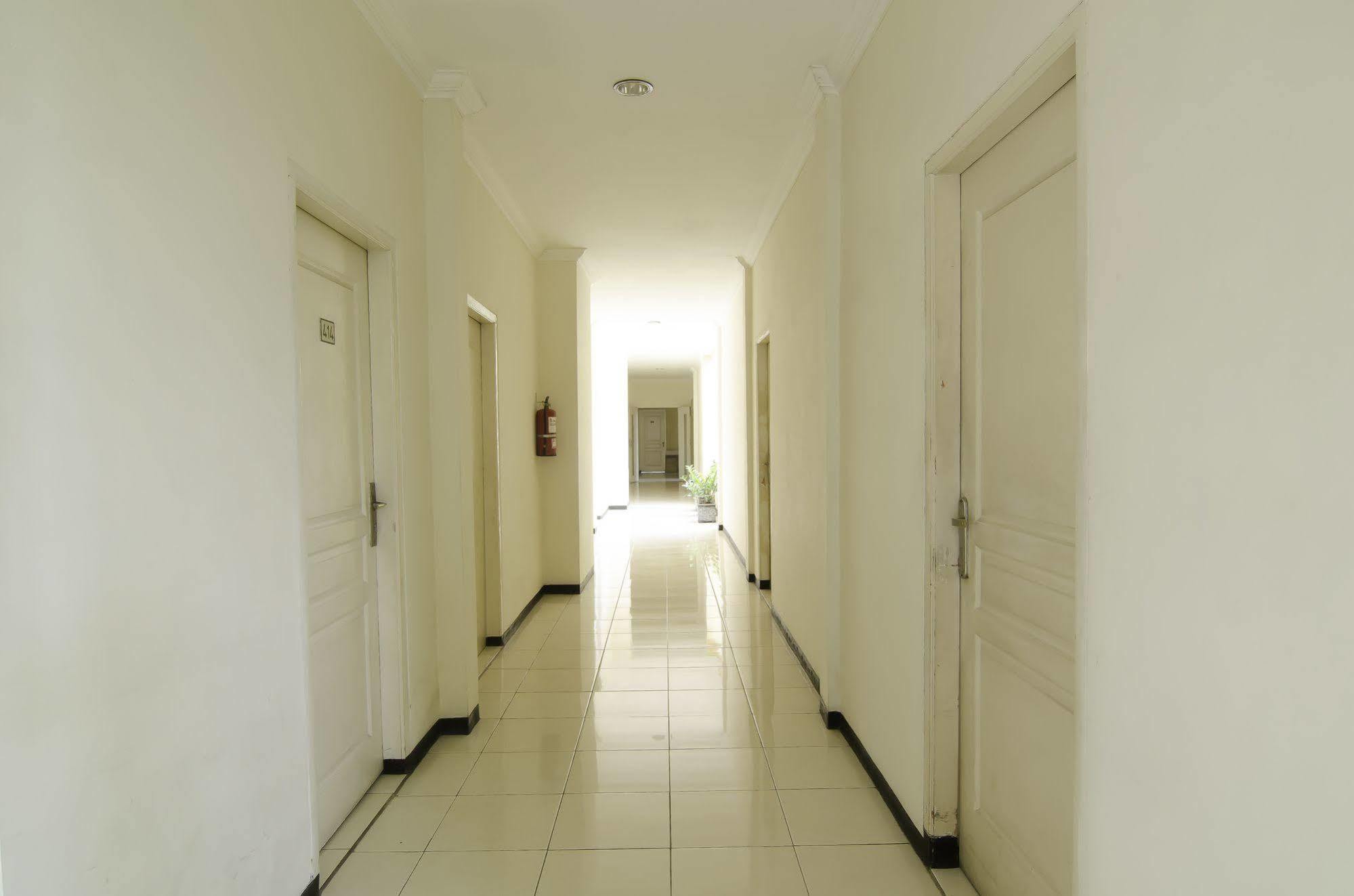 Reddoorz Near Gubeng Station Hotell Surabaya Eksteriør bilde