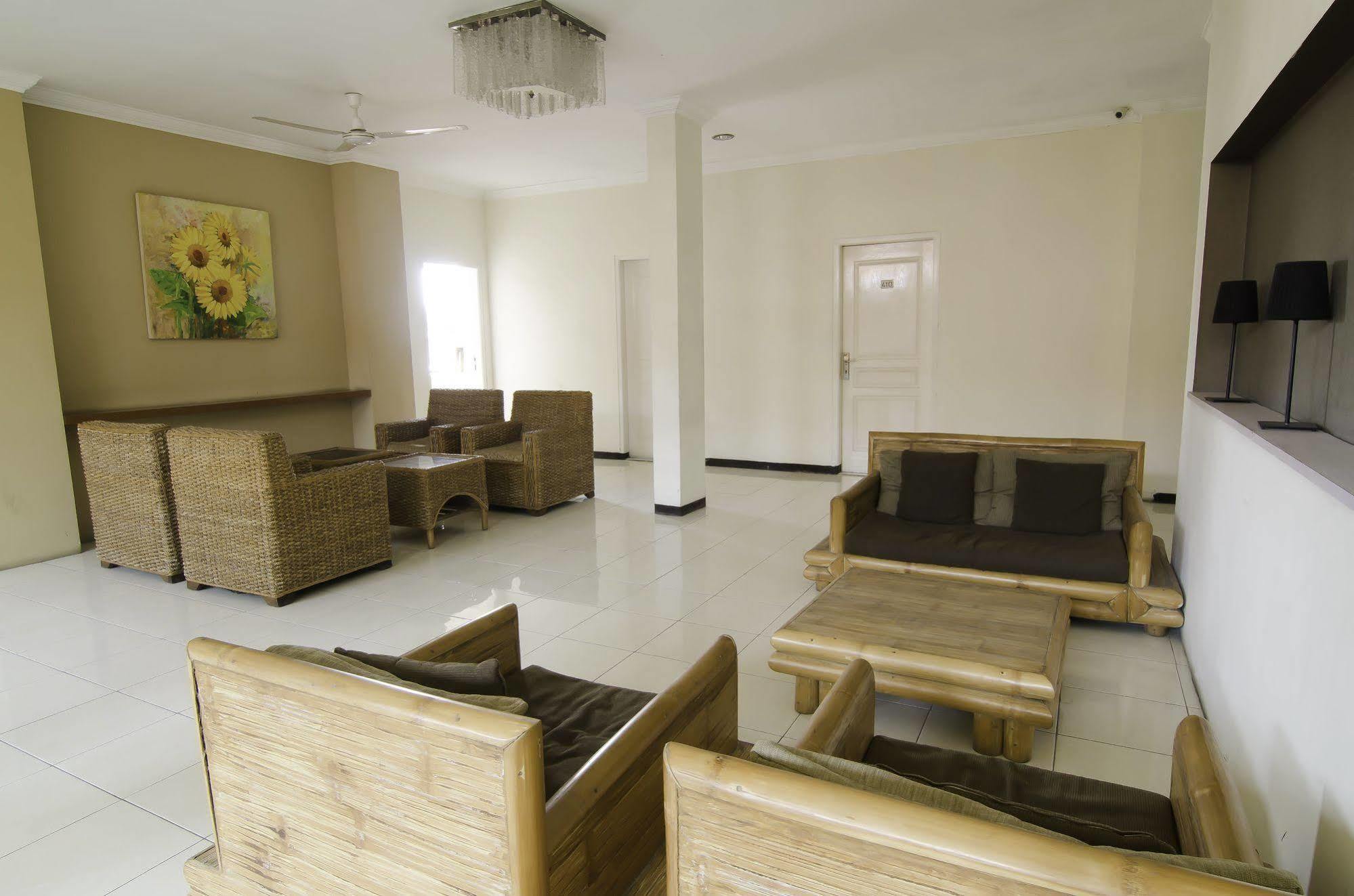 Reddoorz Near Gubeng Station Hotell Surabaya Eksteriør bilde